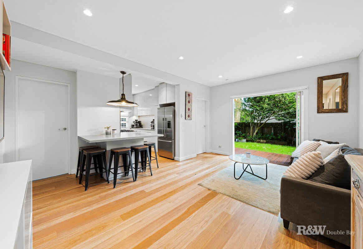 Renovated Two Bedroom Art Deco Apartment In Tranquil Setting, Stroll To Queen St And Edgecliff